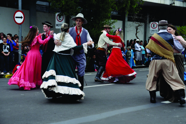 Integrantes do DTG JosŽ Altivo dos Santos realizaram apresenta‹o em homenagem a Paix‹o Corts