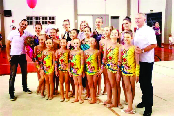 Gera‹o de ginastas de 2010-2018: ˆ esquerda, o professor Rafael Luz e, ˆ direita, o diretor do Mau‡, Nestor Raschen