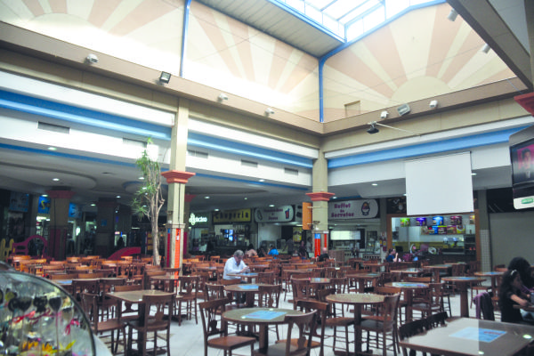 Shopping conta com climatização e amplo espaço de alimentação