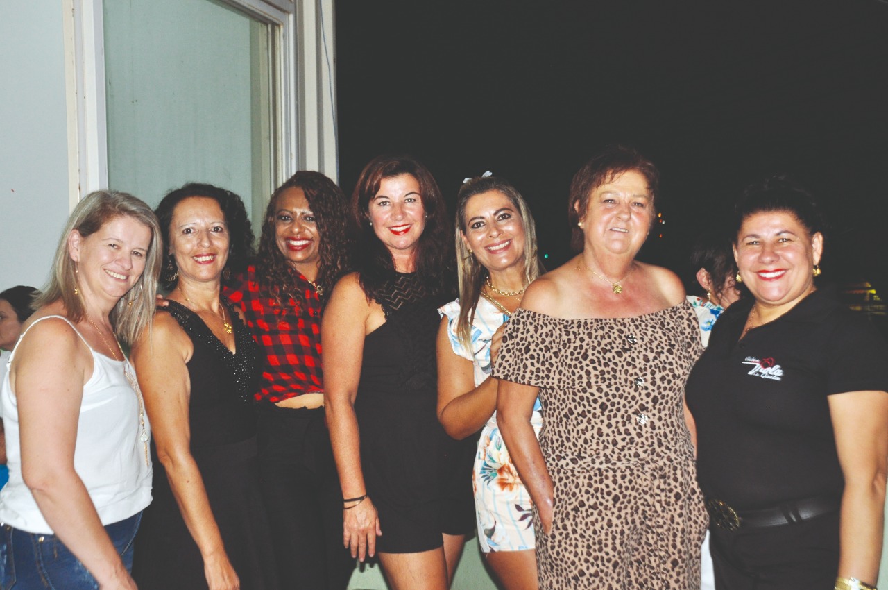 A aniversariante Eloísa Freitas com suas amigas Suzete Dias, Márcia Maribel Correa, Raquel Maieske, Janaína Freitas, Rose Almeida e Jô Endress
