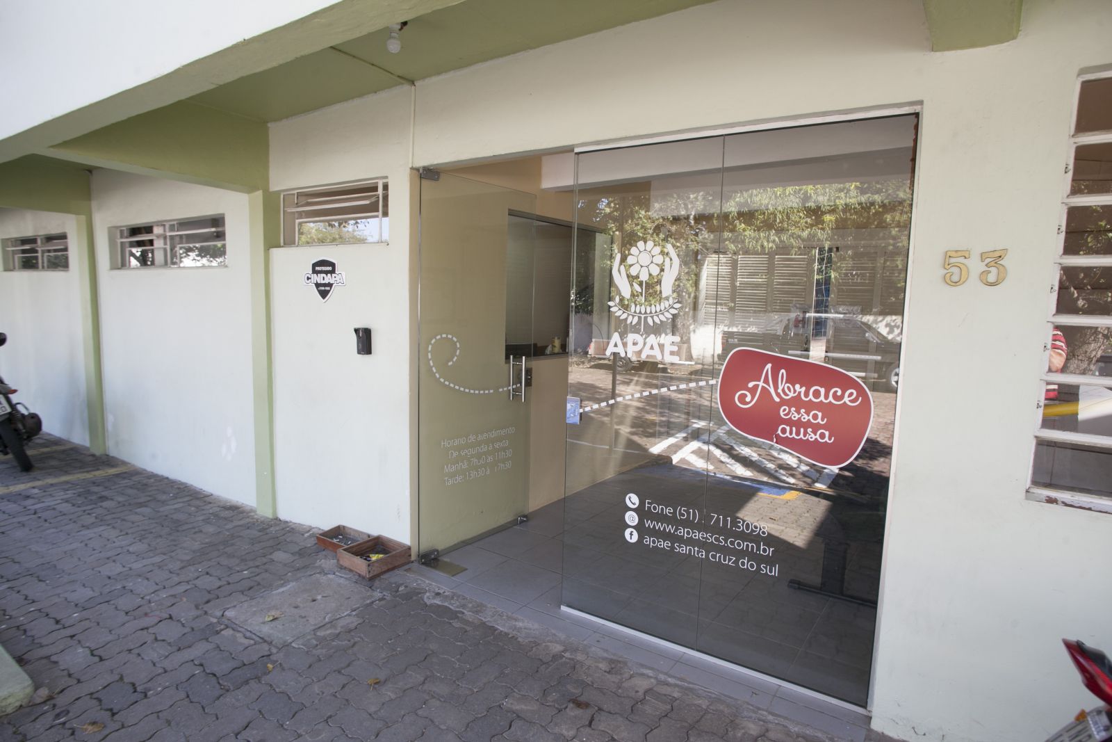Os bombons podem ser entregues na Apae, Rua Félix Hoppe, 53, Centro