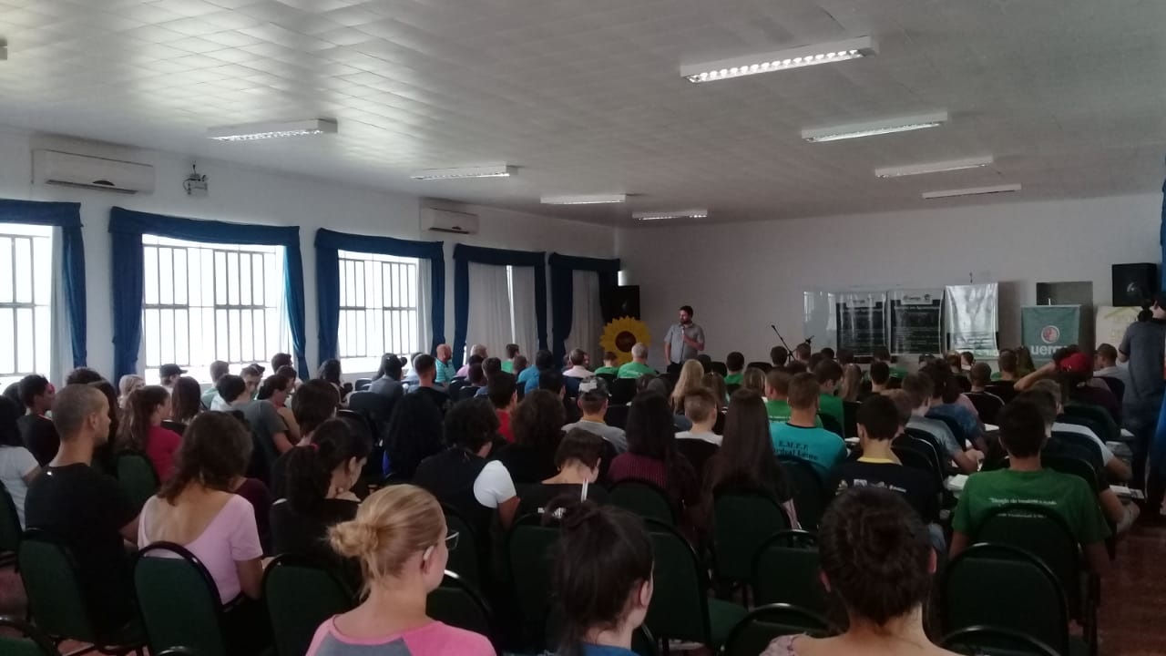 Auditório da Efasc esteve lotado