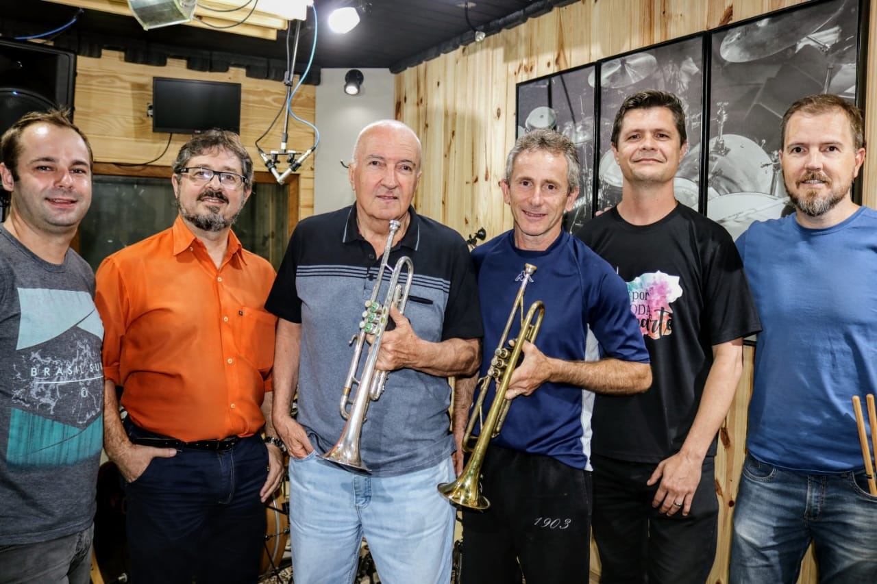 O Tributo será apresentado por Lucas Kist, André Dreher, Donato Weis, Jandir Neis, Gilnei Ellwanger e Samuel Weis