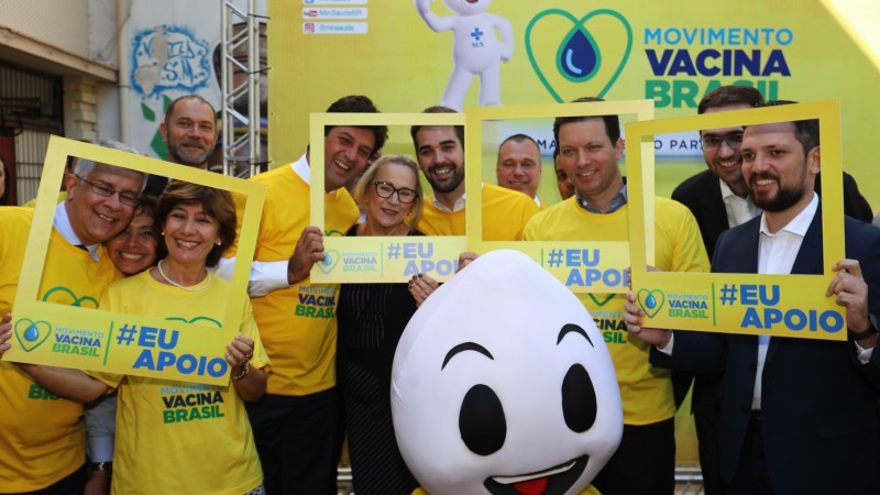 Autoridades posam para a campanha de vacinação nacional