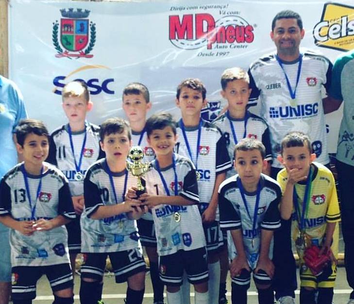 Pereira (ˆ direita) comanda a escolinha New Boys