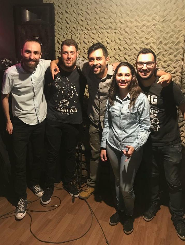 A banda conta com o vocalista Diego Dettenborn, que toca mais violão e guitarra, saxofone da Beatriz Albers, bateria do Matheus Schubert, baixo de Ivan Schulz e a guitarra solo e o backing vocal de Iven Franco