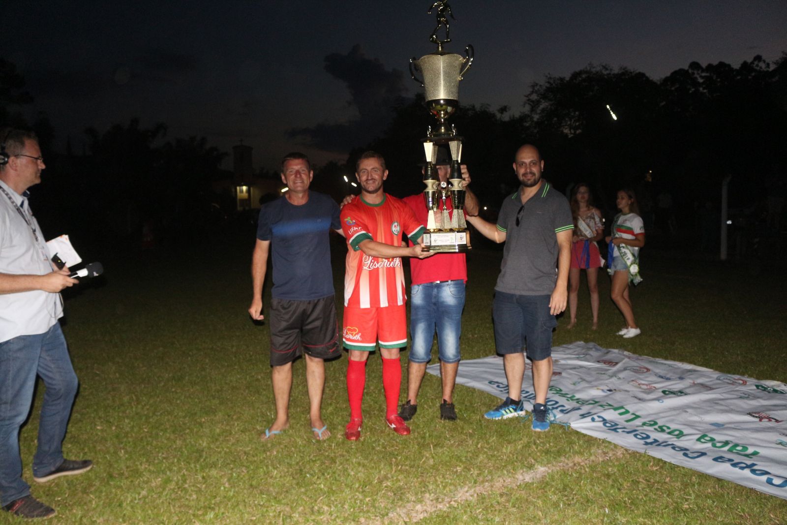 Capitão Jairzinho, do Pinheiral, recebeu o troféu da Copa CenterTech Informática 