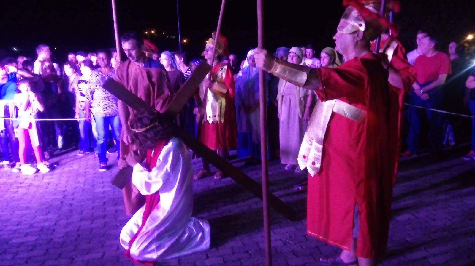 Encena‹o conta com a participa‹o de 30 artistas volunt‡rios