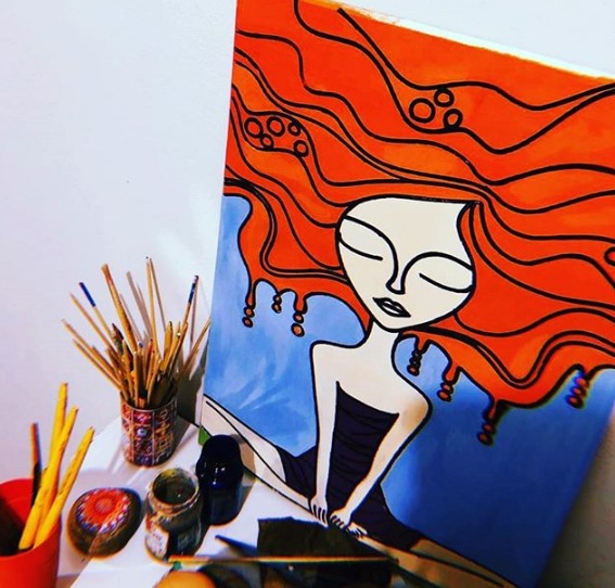 AlŽm das peas em gesso, as artes s‹o produzidas em pedras, mdf e quadros em telas