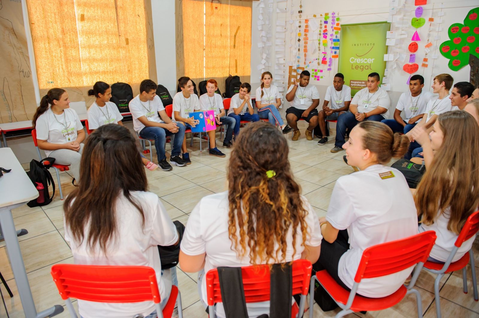 Turma de aprendizes em roda