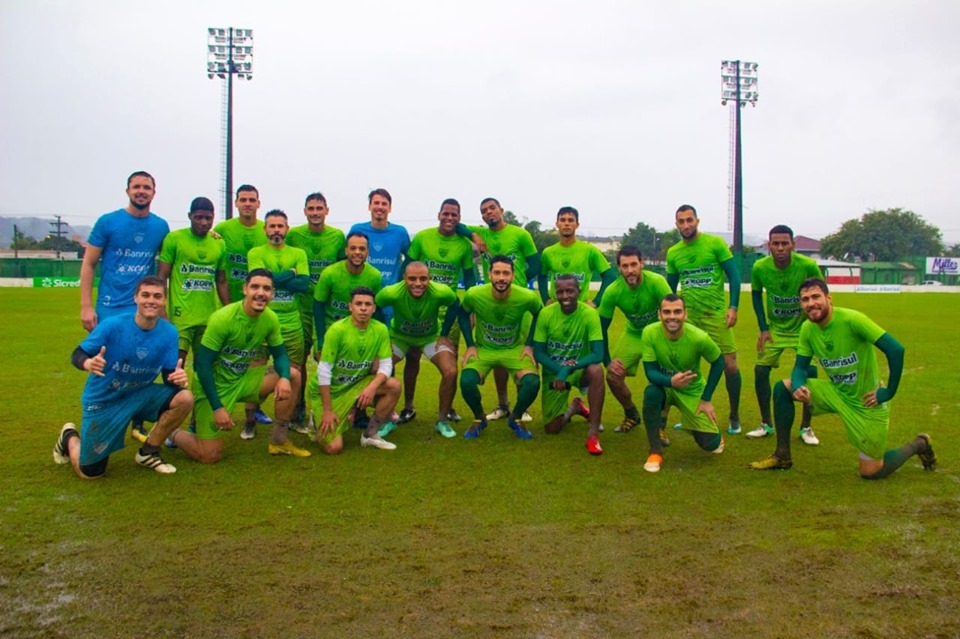Elenco se apresenta ao torcedor neste sábado