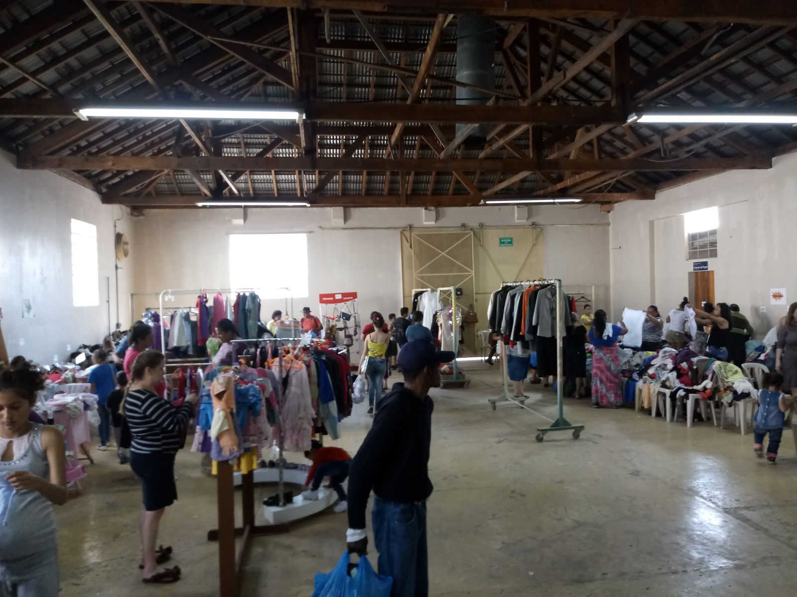 Famílias que receberam cartões específicos puderam escolher produtos que fossem de sua necessidade na tarde de sábado