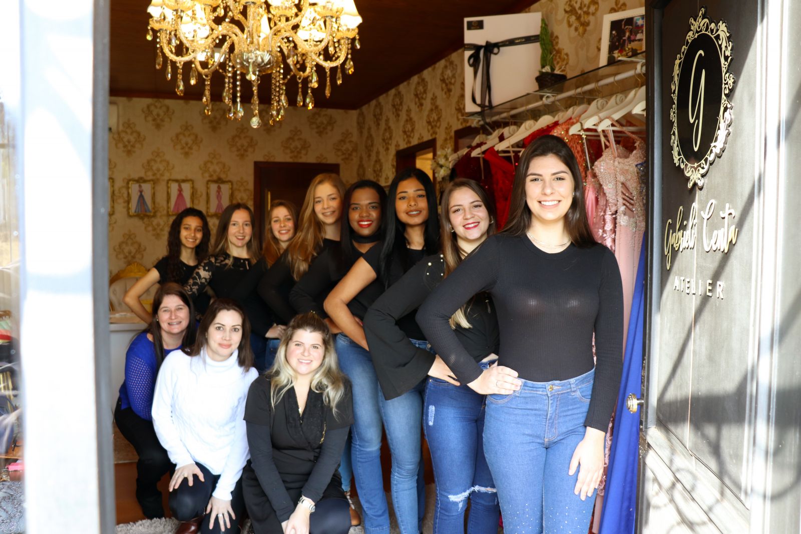 Candidatas com a comissão organizadora do desfile de escolha das soberanas