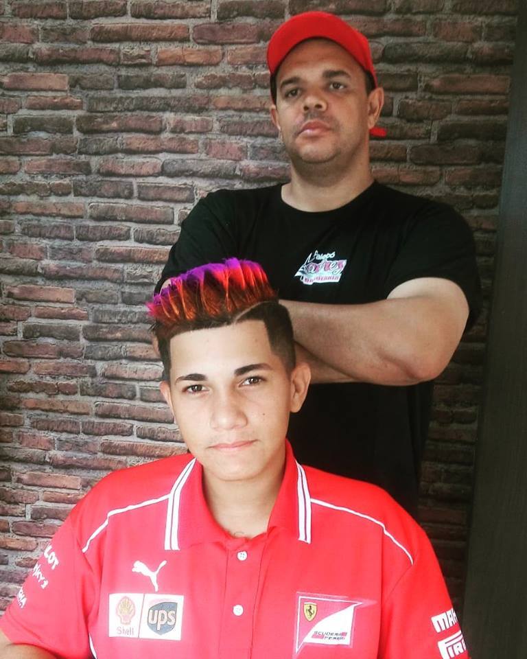 Clayton Tomaz (em pé, na foto) é barbeiro na cidade de Campo Grande (MS)