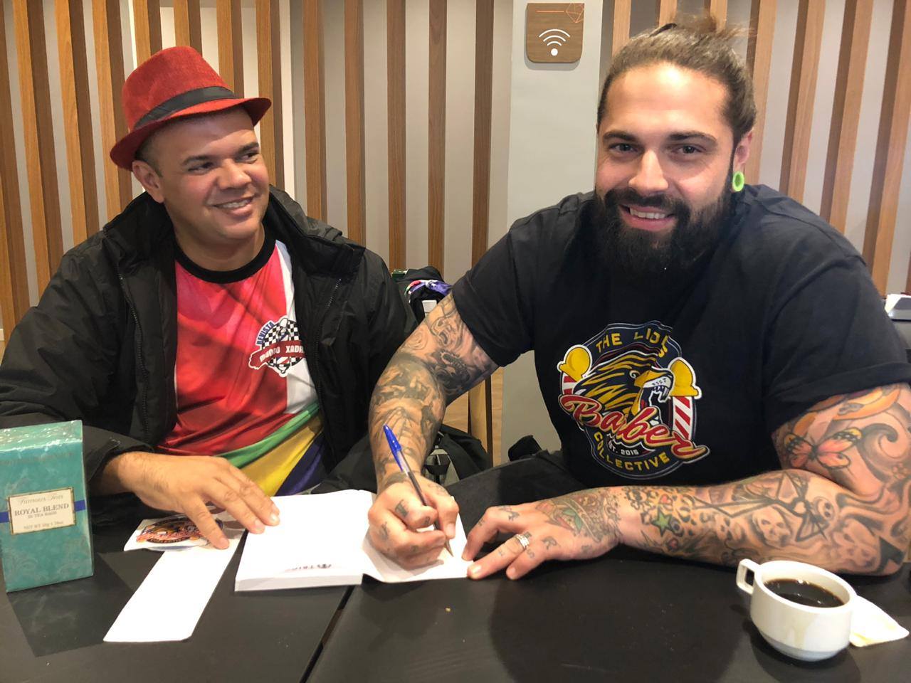 Clayton e o barbeiro britânico Tom Chapman