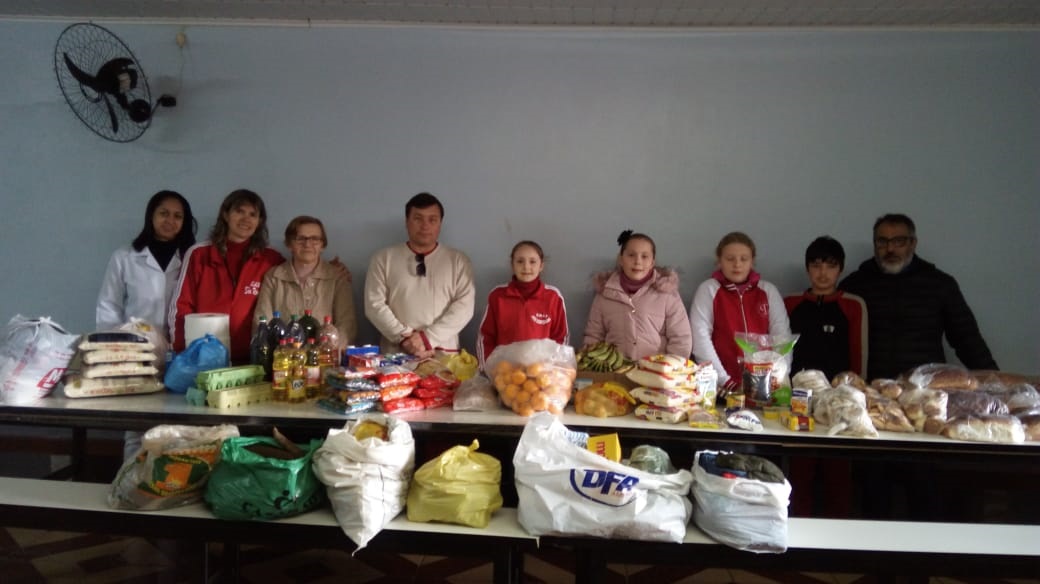 Escola entregou cerca de 170 quilos de alimentos e mais de 100 produtos de higiene 