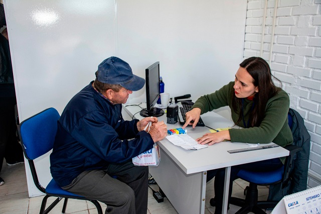 José Eli Stein, servente de pedreiro, foi uma das primeiras pessoas atendidas na nova farmácia