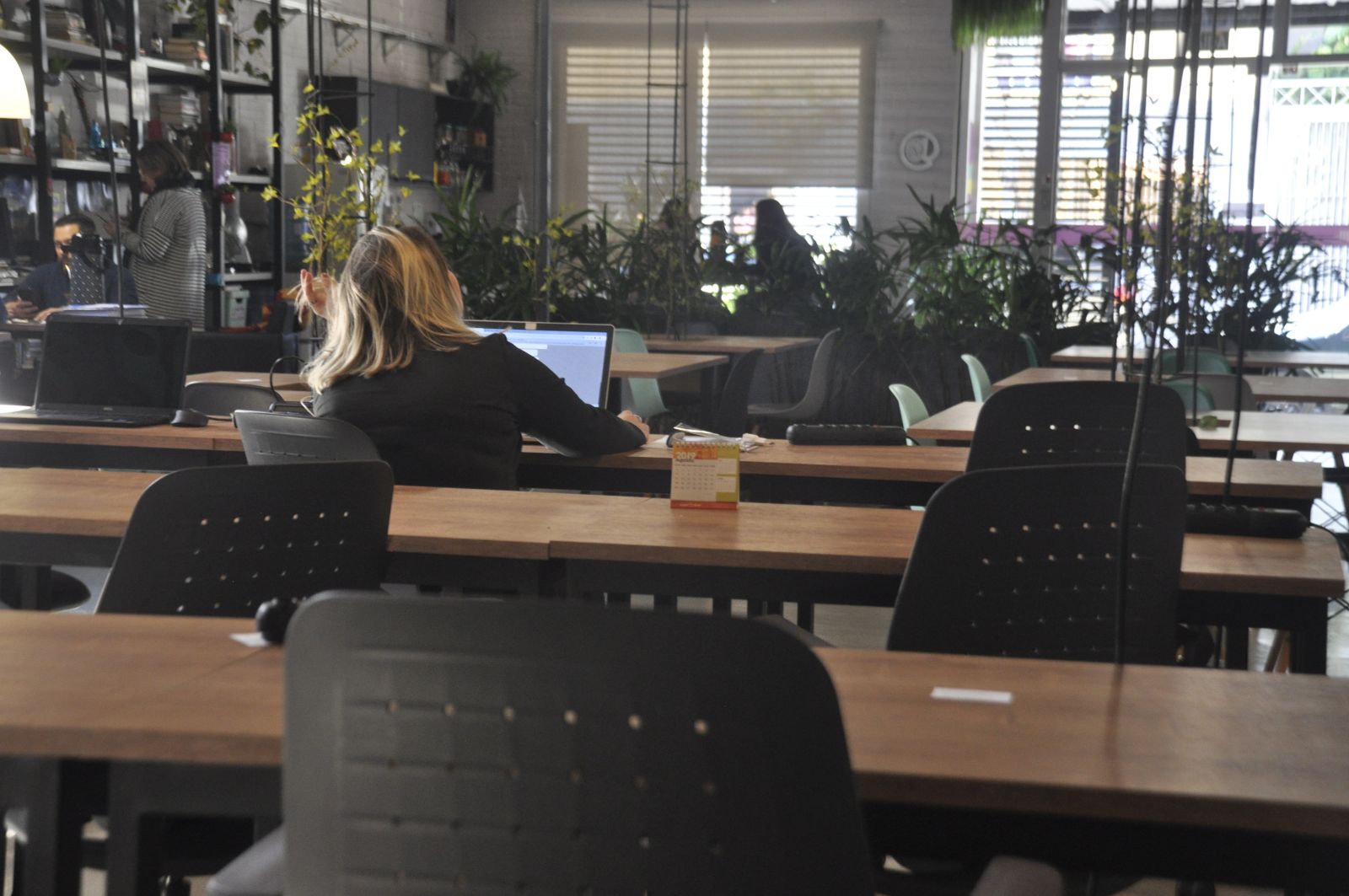 Espaço compartilhado permite que todos trabalhem próximos uns dos outros