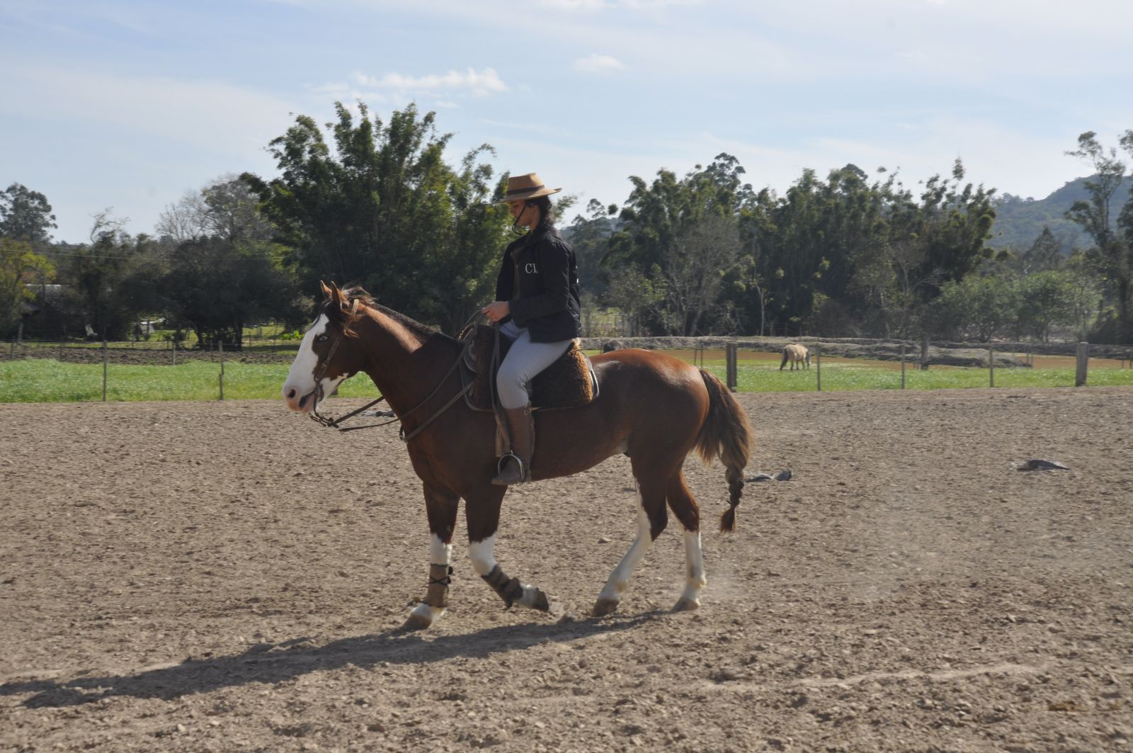 Luiza treina com Galopero na pista do Centro de Treinamento do pai, em Cerro Alegre Baixo