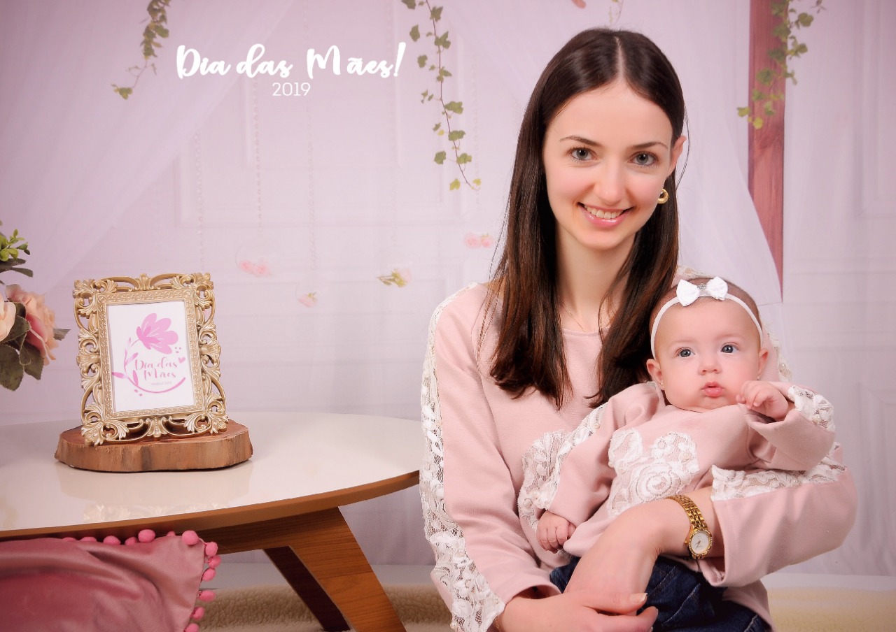 Grasiele Grasel: 'cada mãe deve aproveitar o momento da amamentação com seu bebê, seja alimentando no peito ou na mamadeira, pois é um momento mágico'