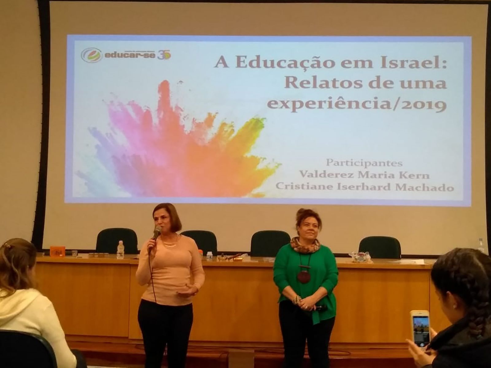 Diretora da Escola de Educação Básica Educar-se, Valderez Maria Kern, e a vice-diretora, Cristiane Iserhard Machado, participaram da aula inaugural do curso de Pedagogia