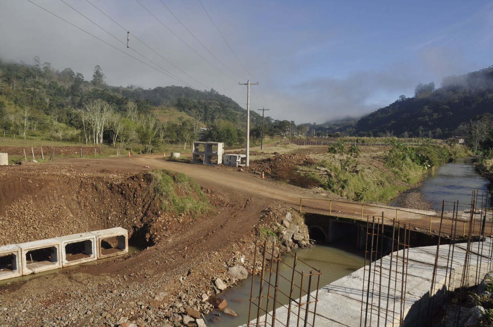 Poste que caiu gerava perigo na obra e deixava a rede elétrica muito baixa