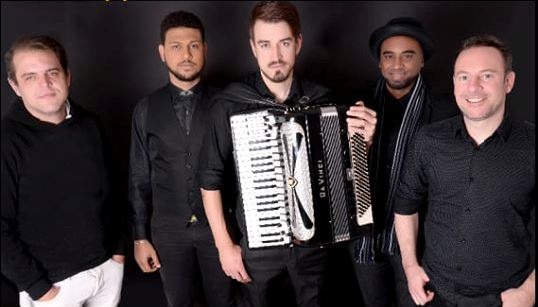 O quinteto é formado por William Bender no acordeon, Fernando Drescher bateria, Samuel Santos na guitarra, Edinho Nascimento na percussão e Denis Job no contrabaixo