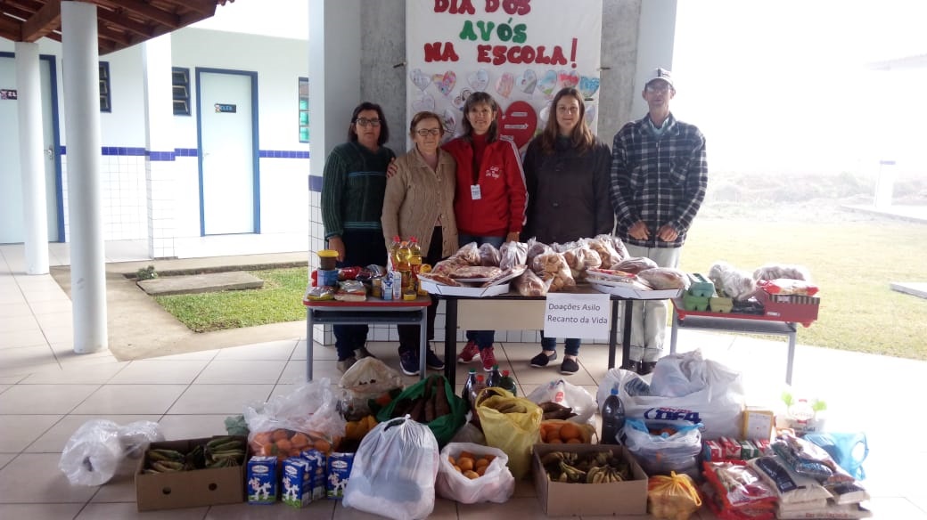 Produtos foram arrecadados durante campanha da solidariedade realizada na Escola São Roque
