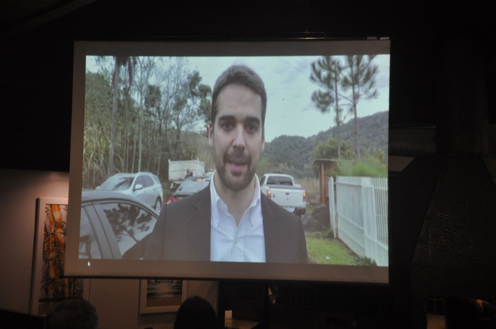 Governador Eduardo Leite justificou sua ausência por meio de um vídeo