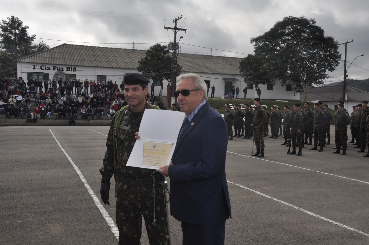 Vereador Francisco Carlos Smidt recebeu a medalha de colaborador emérito do Exército Brasileiro