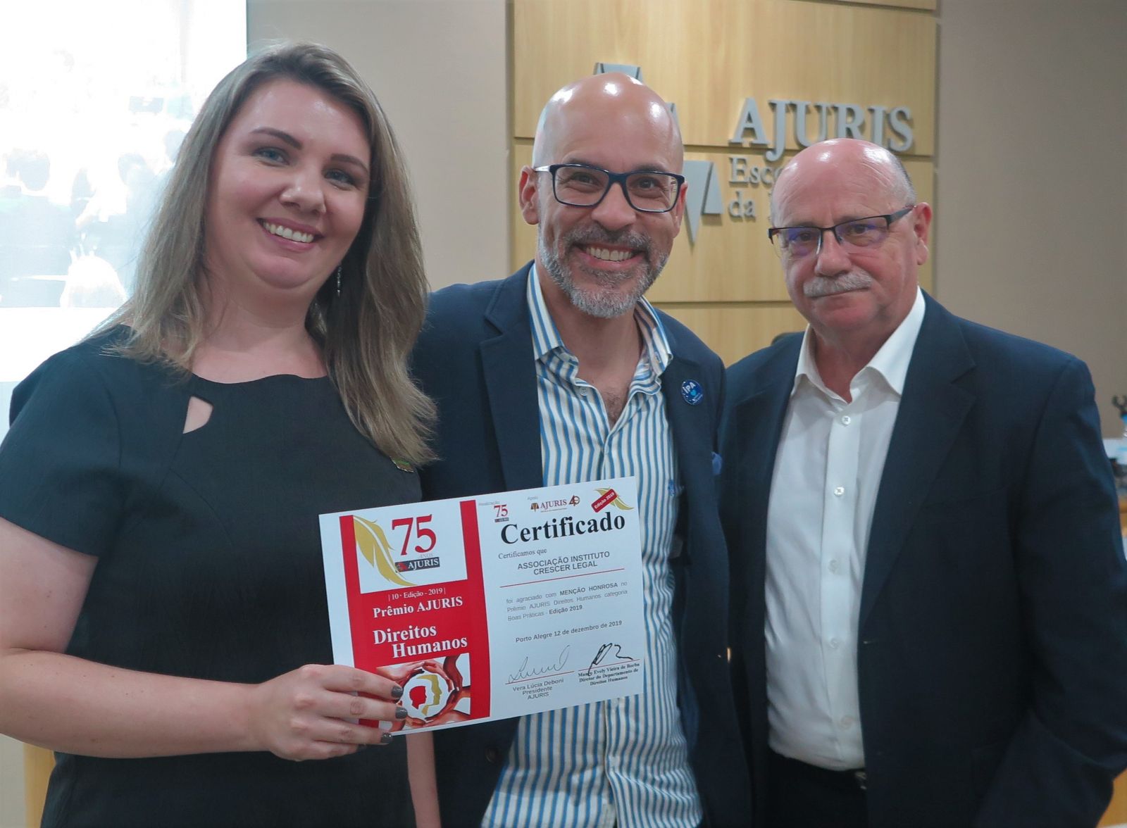 O diretor administrativo, Sérgio Rauber (dir.), e a gerente, Nádia Fengler Solf (esq.), representaram o Instituto na cerimônia