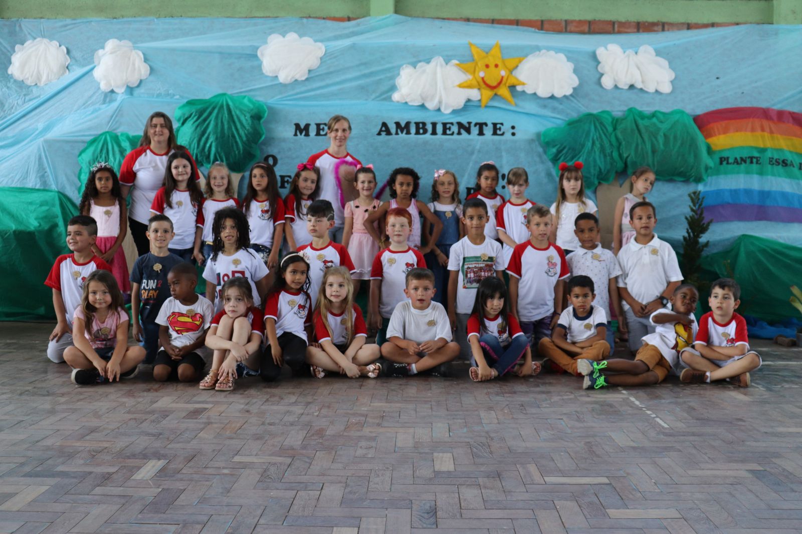 Alunos que participaram do projeto, juntamente com as professoras idealizadoras da ação em prol do meio ambiente 