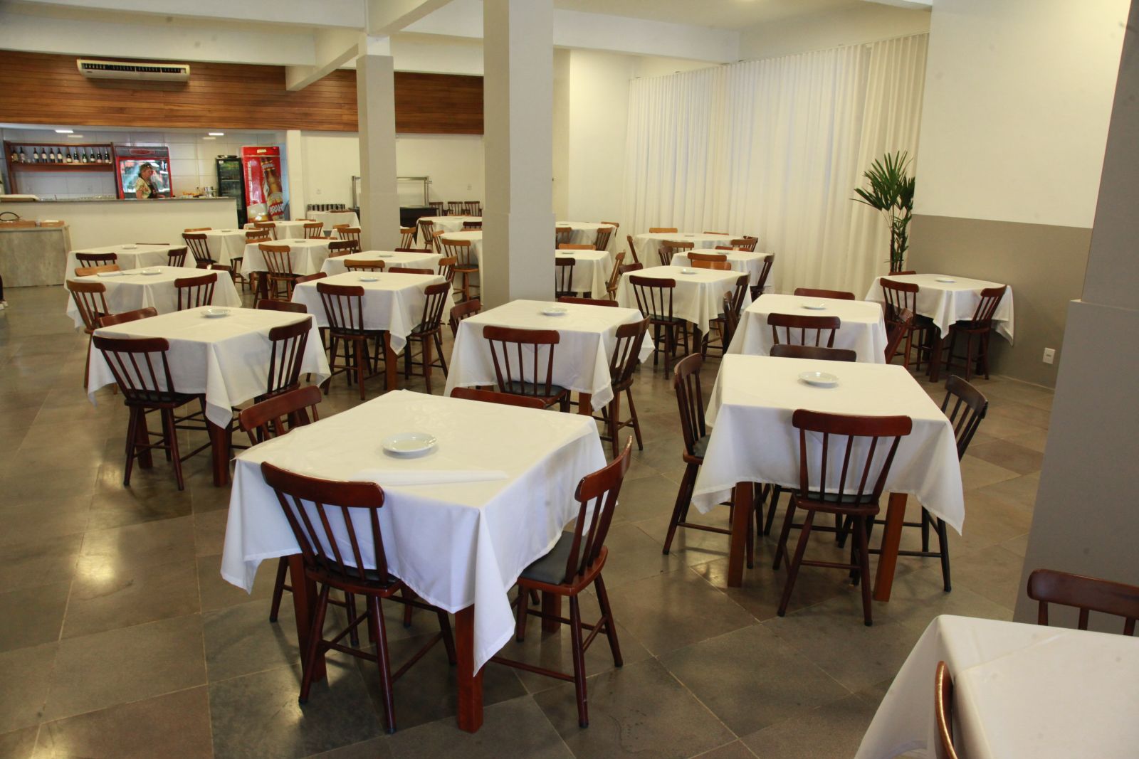 O restaurante comporta cerca de 170 pessoas sentadas