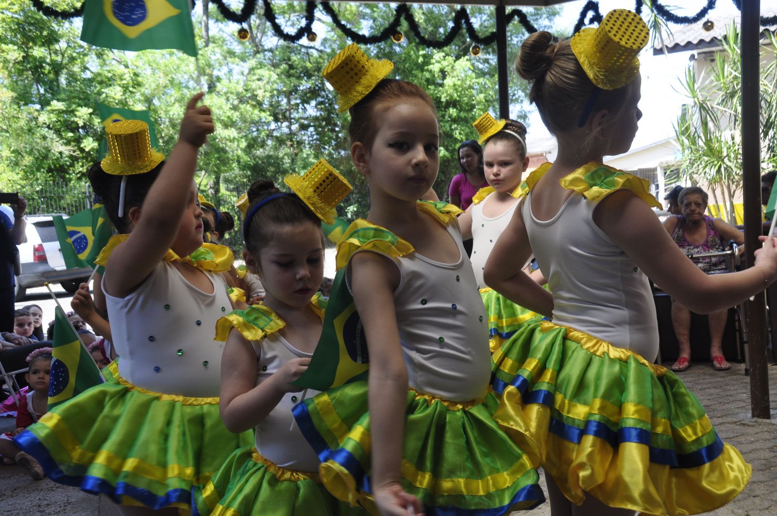 Apresentação de balé e músicas de Natal fizeram parte do espetáculo infantil 