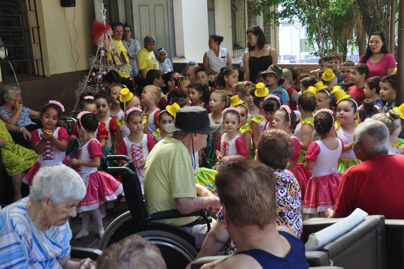 Encontro entre gerações propiciou momentos de alegria e amor a idosos da Asan 
