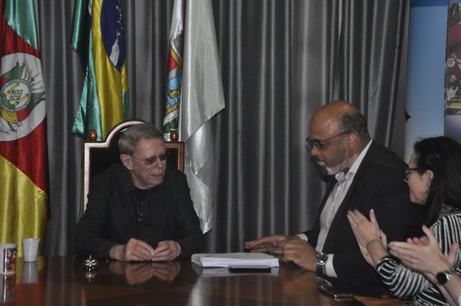 Prefeito e secretário assinaram os editais do concurso que será realizado em fevereiro do próximo ano