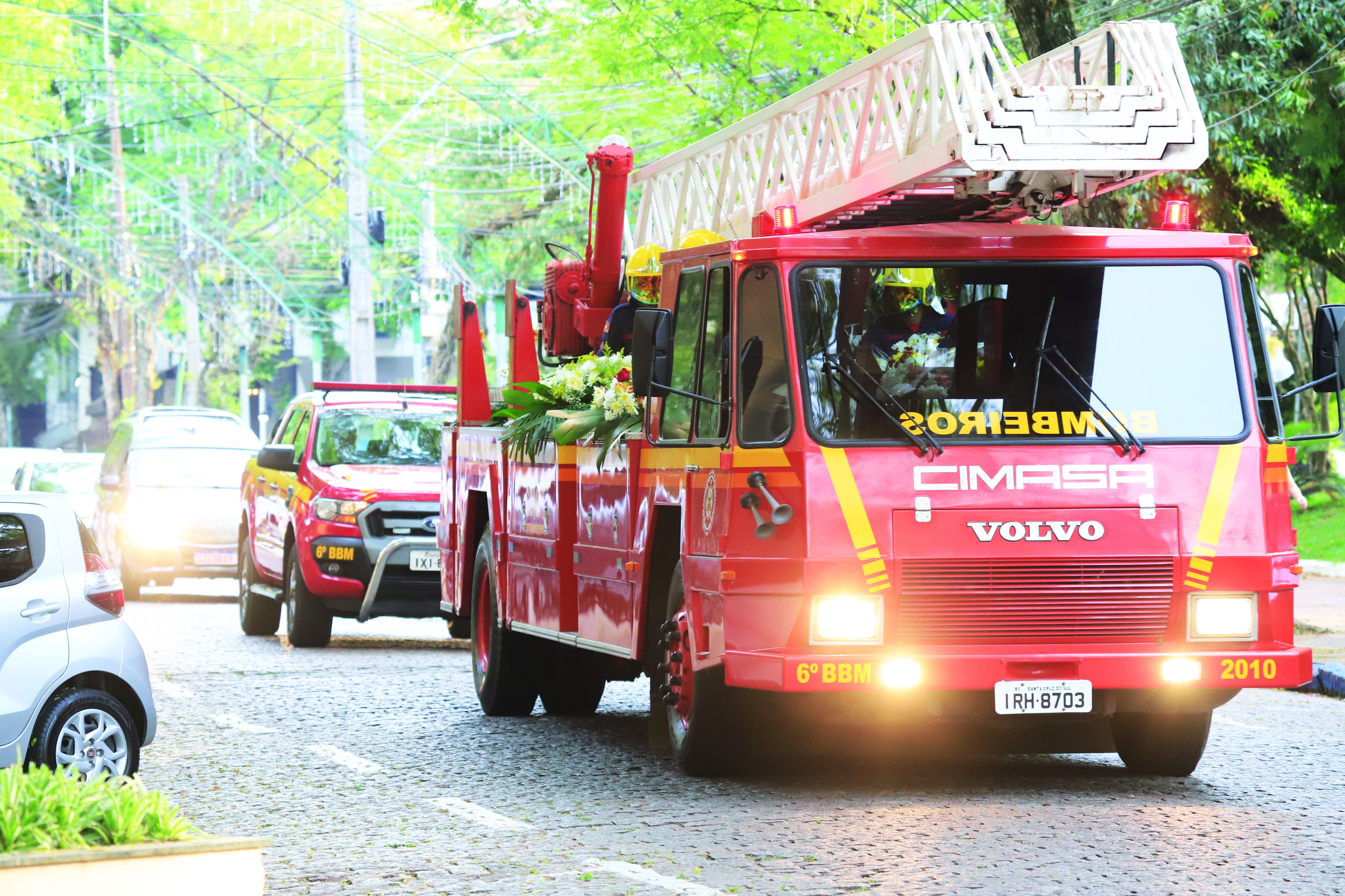 Caminhão de bombeiros levou o caixão do ex-prefeito, passando por algumas de suas obras até o Cemitério Municipal