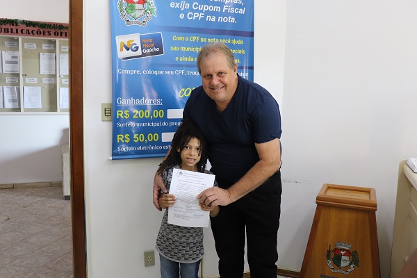 Bryan recebeu o prêmio do vice-prefeito Larry Scheonfeldt