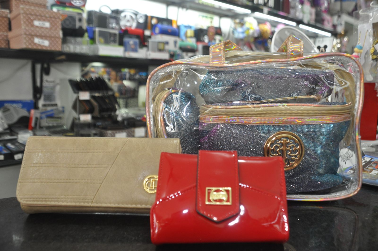 Carteiras a partir de R$ 25 ˆ vista; conjunto nŽcessaire R$ 55 ˆ vista