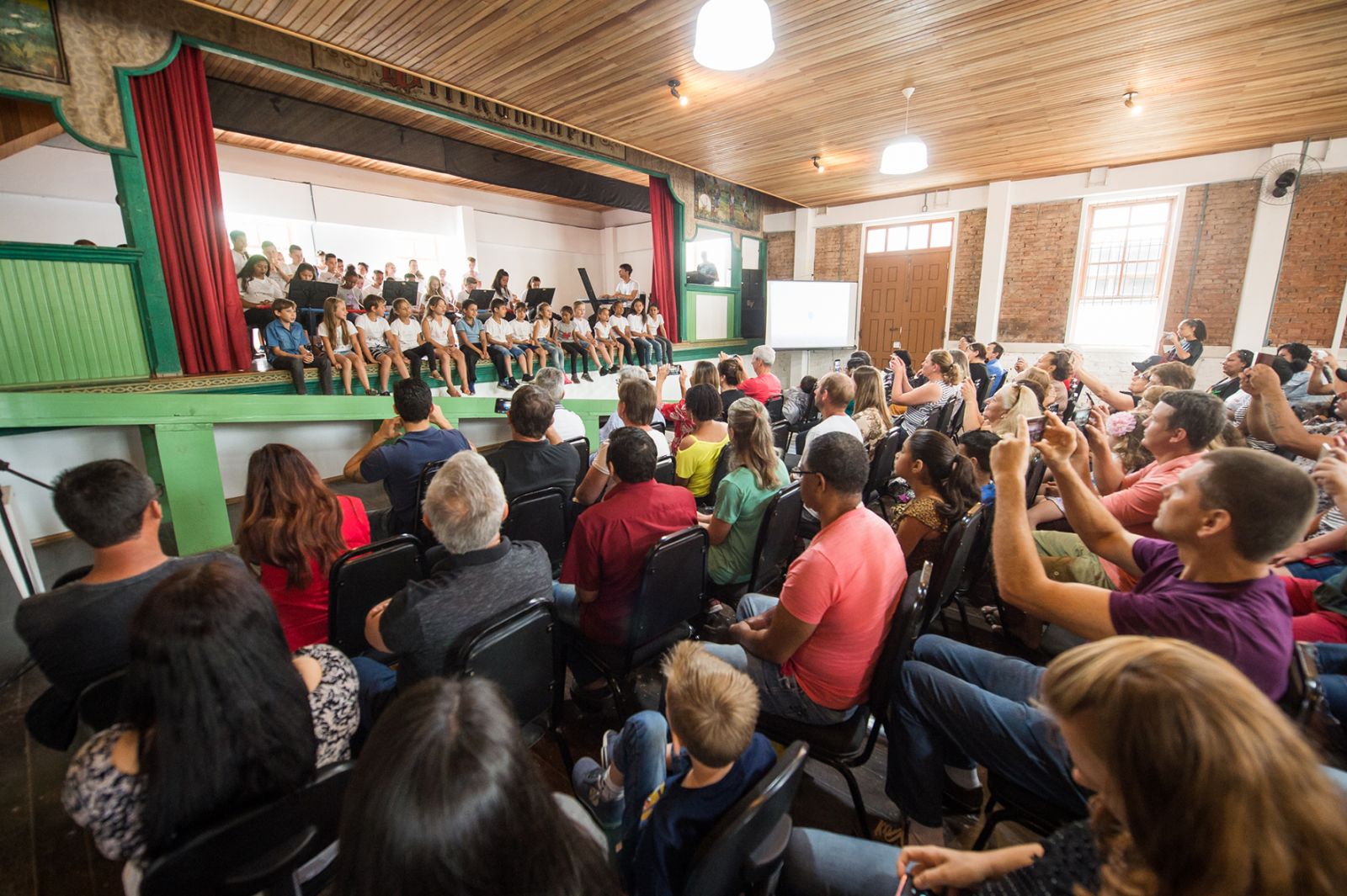 Pais, parceiros e apoiadores: plateia do momento cultural