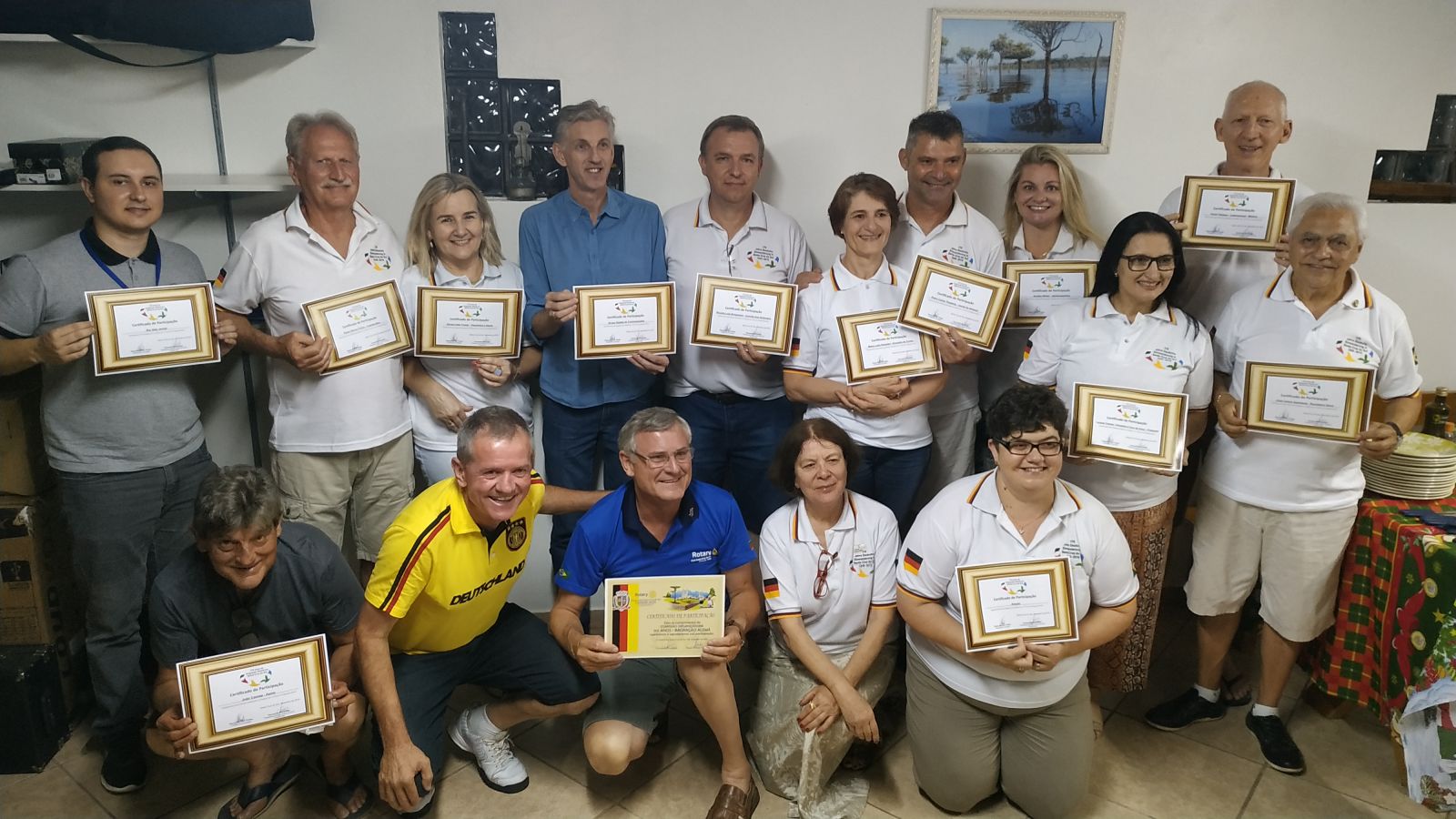 Apoiadores e membros da comissão receberam um certificado em agradecimento