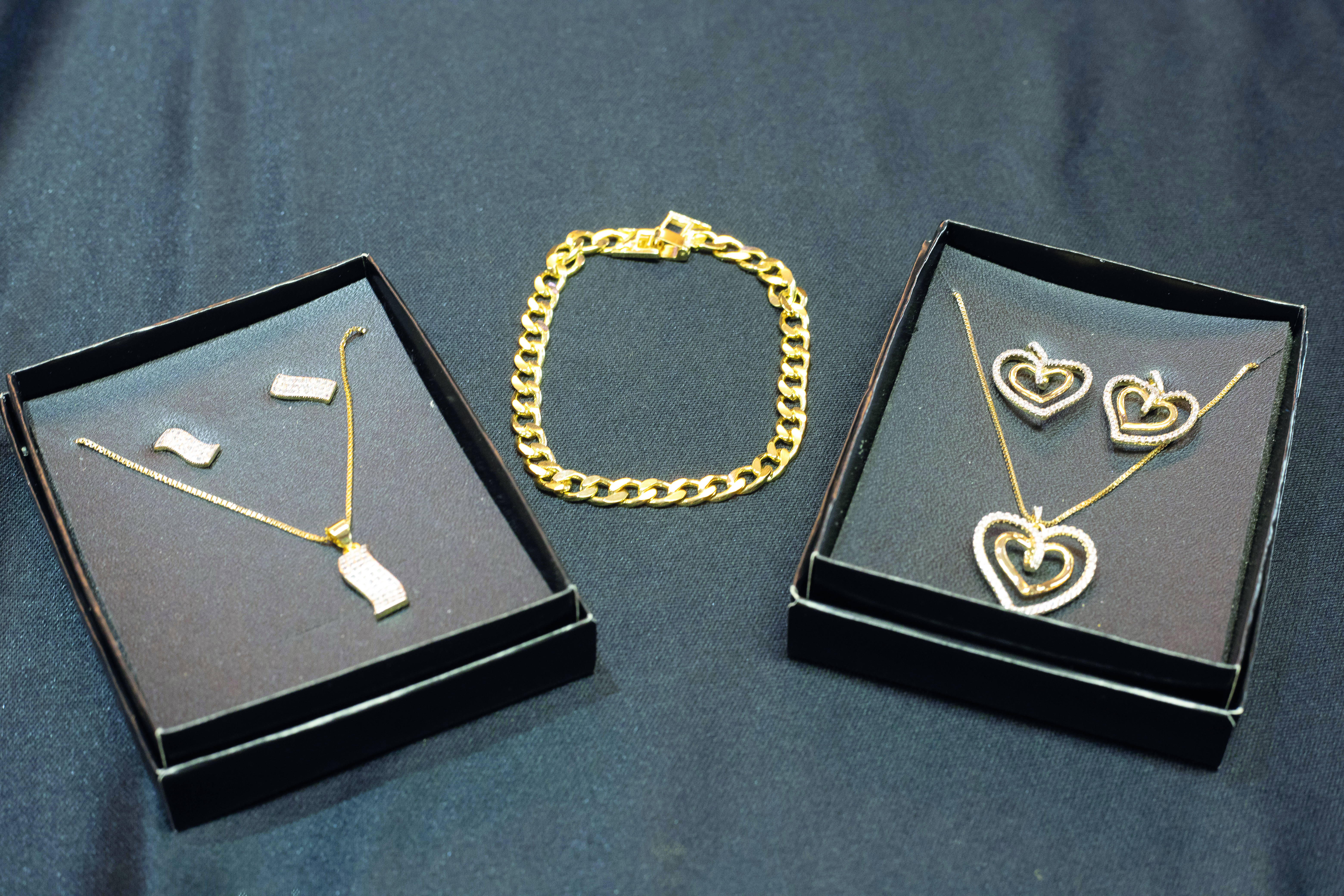 Op›es em conjuntos de joias