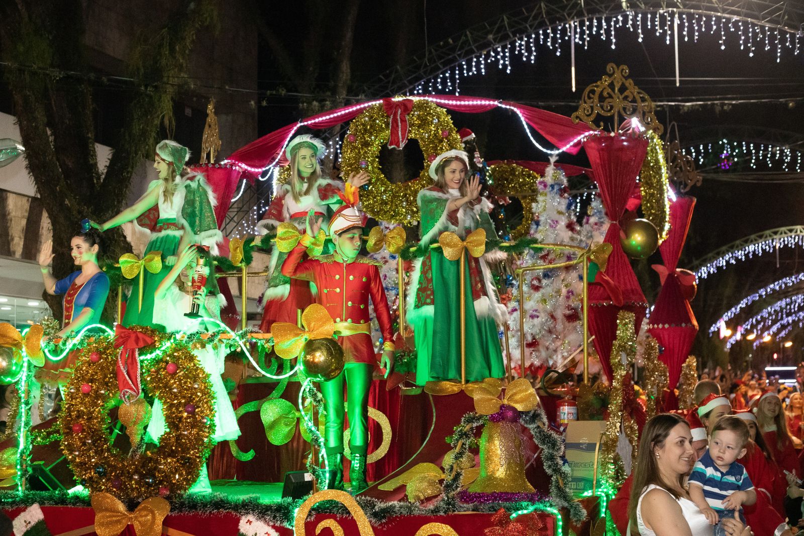 As atrações mais aguardadas do evento foram os Desfiles Natalinos