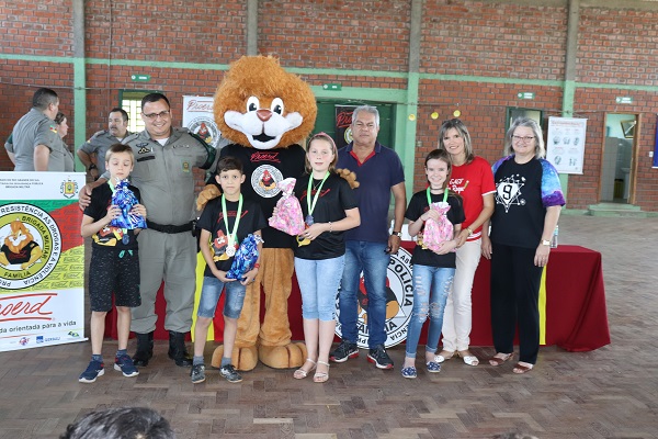Destaque na redação do Proerd receberam medalhas e certificados 
