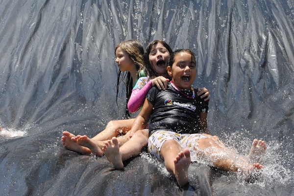 Escorrega na lona é uma das atrações