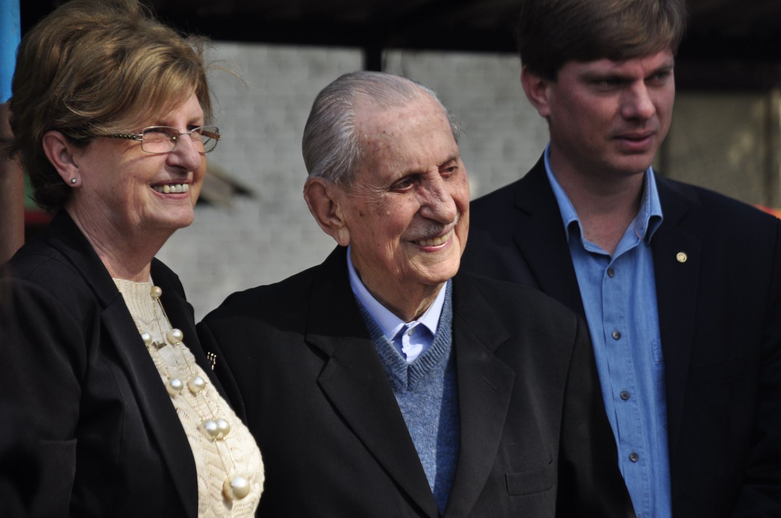 Helena e Henrique Hermany ao lado de seu Arno em uma homenagem da Emei Vovô Arno, em setembro de 2017