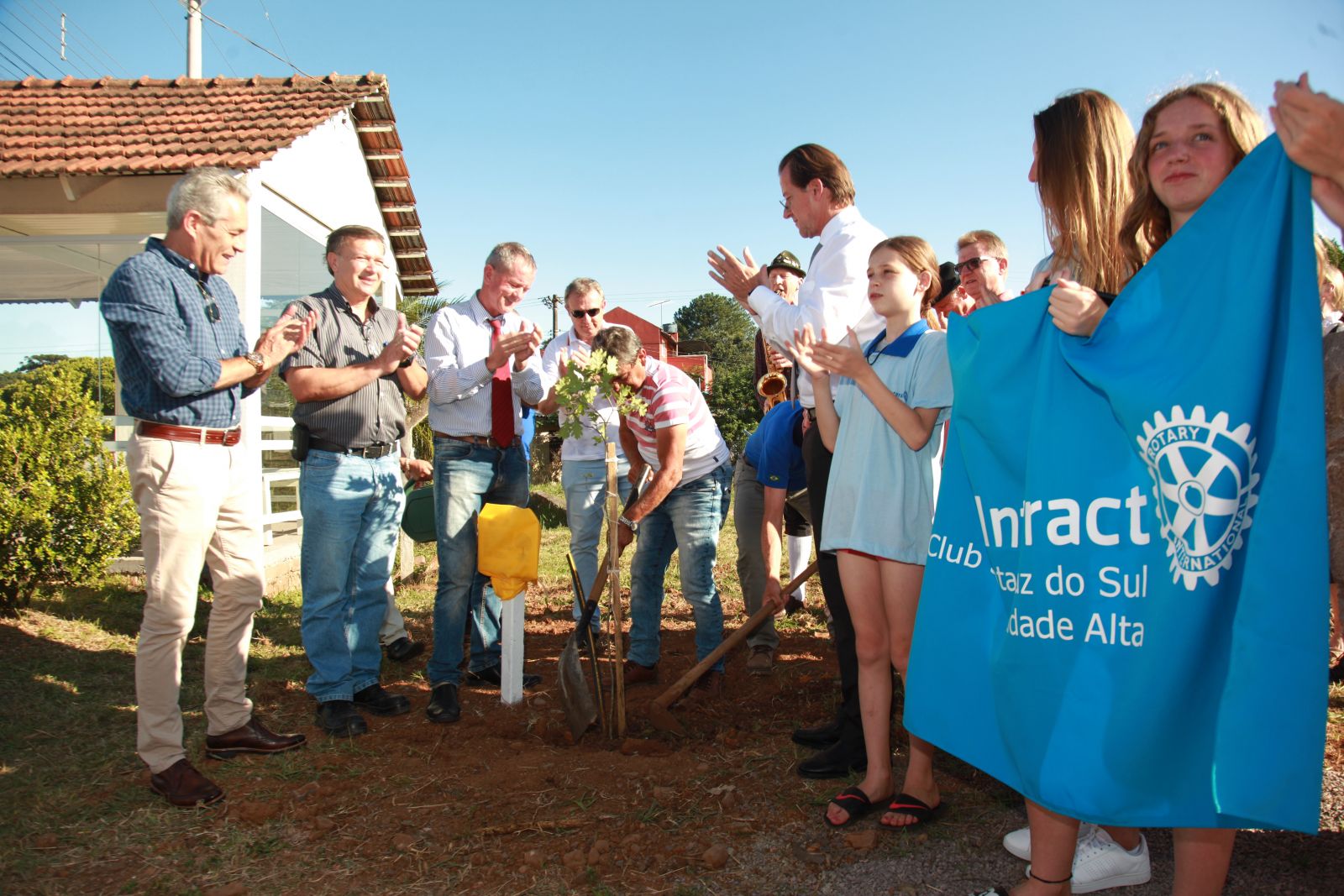 Muda de carvalho foi plantada simbolizando a continuidade da preservação da cultura local