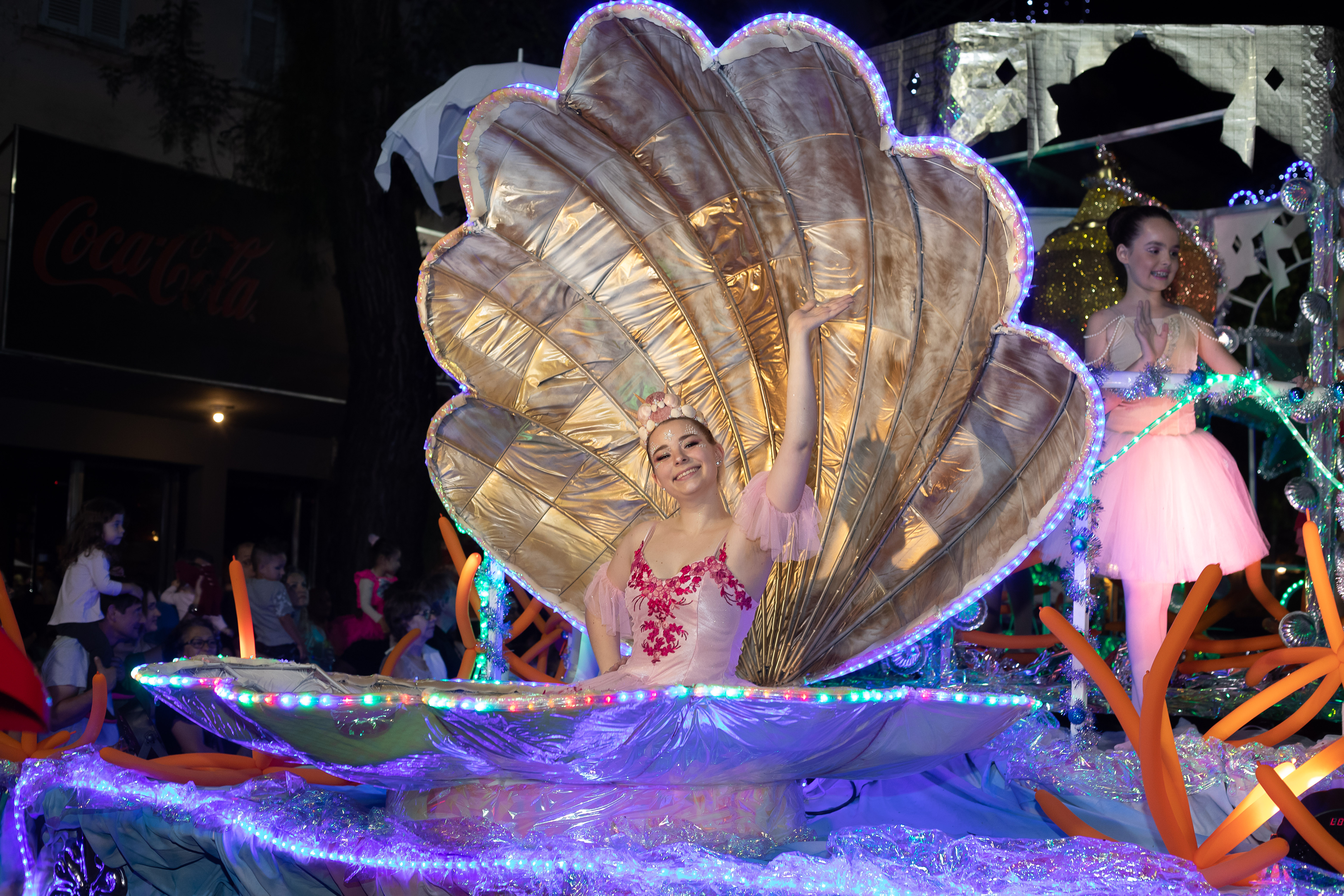 Participaram mais de 200 figurantes caracterizados e seis carros alegóricos 