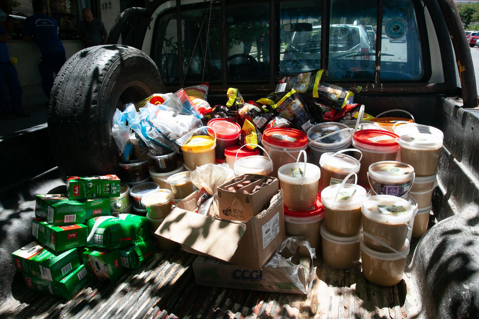 Grande quantidade de produtos fracionados em frascos sem procedência foram apreendidos