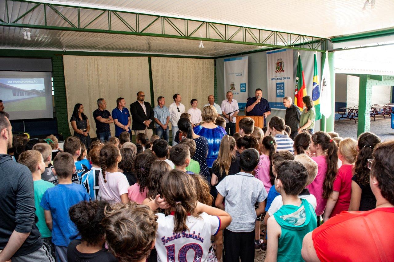Alunos e professores da Emef Christiano Smidt receberem a instituição totalmente reformada